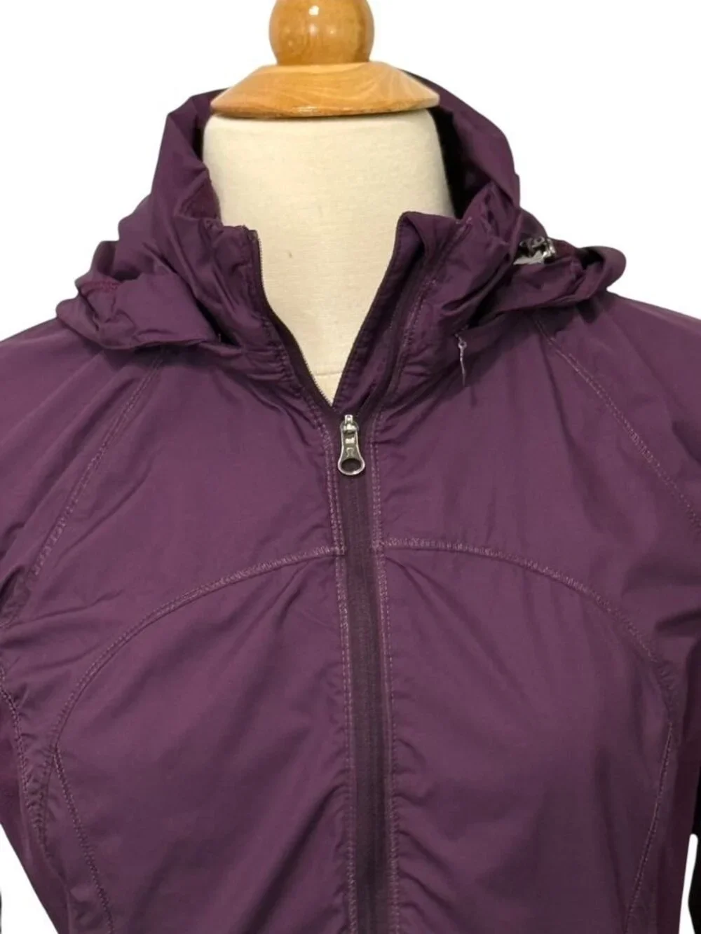 Lululemon Womens Rush Hour Jacket Stowable Hood Thumbhole Darkest Magenta Size 8